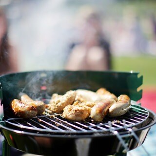 Einige Städte in Rheinhessen verbieten das Grillen wegen der Waldbrandgefahr.