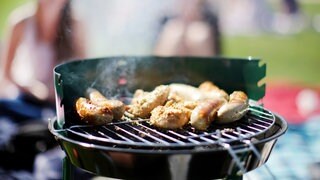 Einige Städte in Rheinhessen verbieten das Grillen wegen der Waldbrandgefahr.