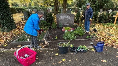 Das Ehepaar Gierescher richtet auf dem Hauptfriedhof Karlsruhe vor Allerheiligen ein Grab.