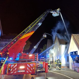 Ein Brand hat mitten in Herbrechtingen den Dachstuhl eines Wohnhauses komplett zerstört. 150 Feuerwehrleute brachten das Feuer im Dachstuhl kurz vor Mitternacht unter Kontrolle.