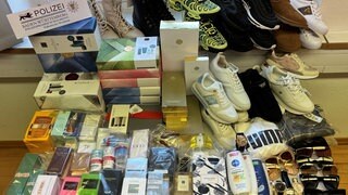 Nach einer Diebestour im Wertheim Village ist ein Paar zu Bewährungs- und Geldstrafen verurteilt worden.  