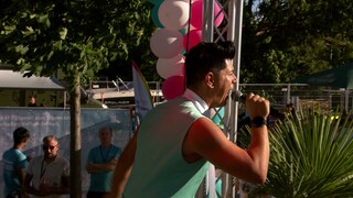Joti steht auf der Bühne und begrüßt die Party-Gäste.