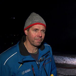Matthias Schneider steht nachts neben einer Schneekanone. Gemeinsam mit seiner Schwester betreibt er Skilifte in Todtnauberg.