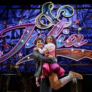 Das Musical "&Julia" erzählt, wie die Geschichte von Romeo (links) und Julia nach dem Tod von Romeo hätte weitergehen können. 