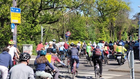 Protest auf dem Fahrrad durch Freiburg.