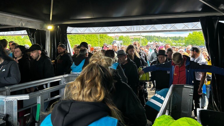 Doors Open bei Rock am Ring - erste Fans kommen auf das Gelände.