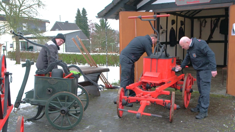 Feuerwehr mit historischen Pumpen