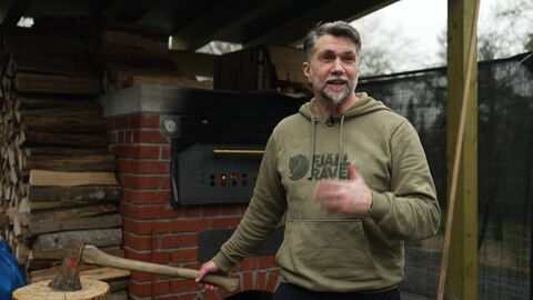 Jugendhausleiter Terje Lange hackt Holz für den Pizza-Ofen.