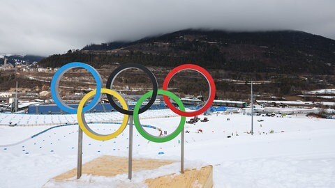 Blick auf die olympischen Ringe bei den Olympischen Winterspielen Mailand Cortina 2026. Fünf Sportlerinnen und Sportler aus der Region Bodensee-Oberschwaben sind dabei.