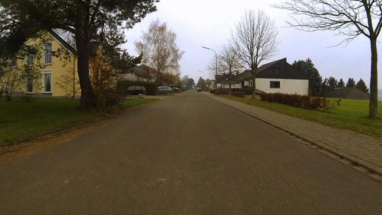 Blick auf die Schulstraße in Idenheim.