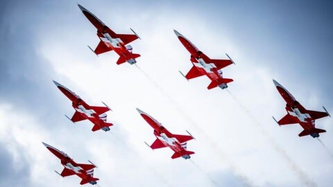 Formationsflug der Patrouille Suisse bei einer Flugshow. Beim 100-jährigen Jubiläum des Flughafens St. Gallen-Altenrhein gibt es einen Auftritt der Patrouille Suisse.