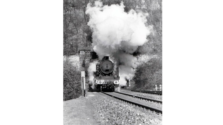 Eine Lok vorm Kriegsbergtunnel