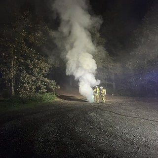 Die Feuerwehr löscht einen Kanalschacht in Kaiserslautern