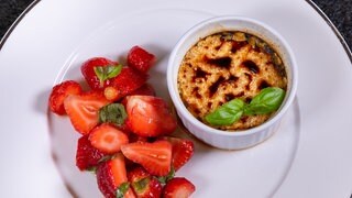 Crème Brûlée mit frischen Erdbeeren: Leckers Dessert schön angerichtet und nach unserem Rezept ganz einfach zu machen.