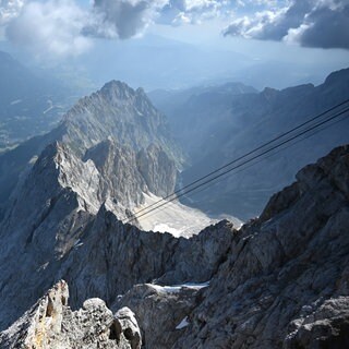 An der Zugspitze ist ein Mann aus Baden-Württemberg tödlich verunglückt. Laut Polizei stürzte er wahrscheinlich 50 Meter in die Tiefe. Das Bild zeigt den Blick vom Gipfel der Zugspitze ins Tal.