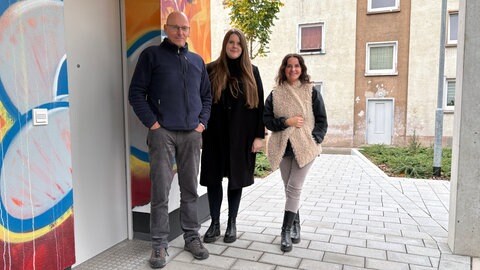 Das Arbeits- und sozialpädagogische Zentrum (ASZ) Kaiserslautern dient als Anlaufstelle im Brennpunktviertel Asternweg in Kaiserslautern. Dort arbeiten Clemens Hildebrandt, Frauke Neugebauer (Geschäftsführerin) und Barbara Sprengard.
