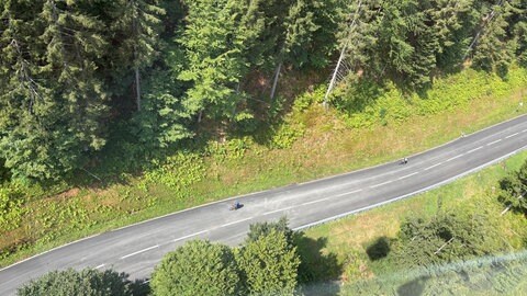 Sportler kämpfen sich den Schauinsland hoch