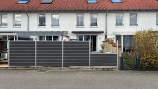 Ein Zaun in Gernsbach im Landkreis Rastatt: Wegen der Höhe gibt es in der Stadt Streit.