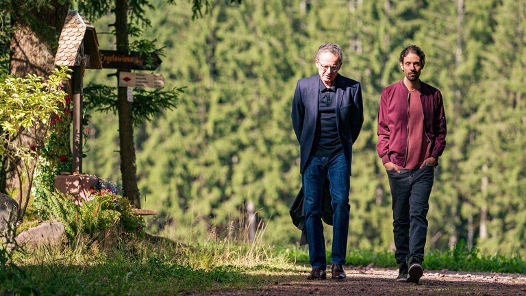 Albert (Alessio Hirschkorn) und Bernhard (Karsten Dörr) gehen spazieren