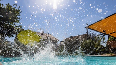 Extrem hohe Temperaturen - Wasser sorgt für Abkühlung. (Symbolbild)