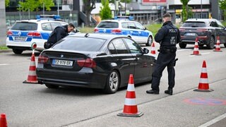 Eine Kontrollstelle am deutsch-französischen Grenzübergang bei Kehl am 8. Mai