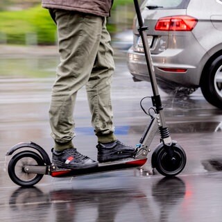 Ein Mann fährt mit einem E-Scooter auf der Straße (Symbolbil).