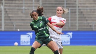 Zweikampf zwischen Kessya Bussy (li., Wolfsburg und Greta Stegemann (VfB Stuttgart)