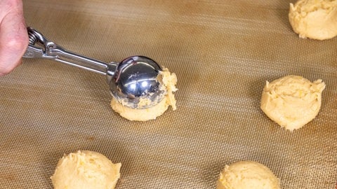 Der Teig der Cookies (Zitronenkekse) wird vor dem Backen einfach mit einem Eisportionierer auf das Backblech gegeben.