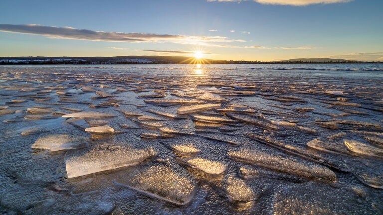 Eisplatten auf dem Bodensee vor Allensbach-Hegne. Der kalte Wind hat die Wasseroberfläche des Gnadensees mit Blick auf die Reichenau gefrieren lassen.