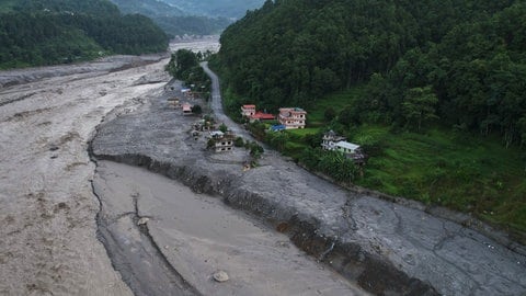 Eine Drohnenaufnahme zeigt einen großen Abschnitt einer Autobahn, der durch die jüngste Sturzflut in Nepal entlang des angeschwollenen Trishuli-Flusses weggespült wurde.