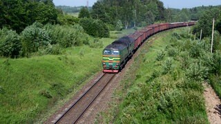 Güterzug mit Lokomotive 2M62 bei Rezekne Lettland