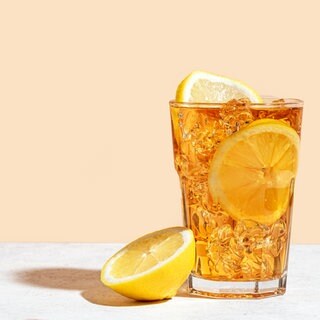 Ein Glas Eistee mit Zitronen.