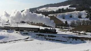 Zug im Schnee: Winterdampf im Jura.