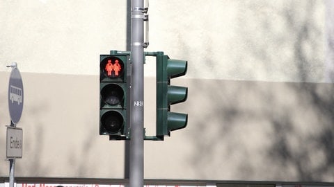 Das Ampelpärchen in rot: Erste queere Ampelmännchen in Mainz