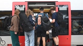 Passagiere steigen in eine Regionalbahn.
