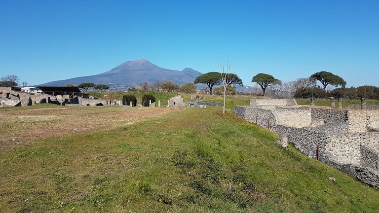 Der Ausbruch des Vesuv verschüttete 79 n. Chr. die gesamte antike Stadt Pompeji. Der Vulkan ist weiterhin aktiv, zuletzt brach er 1944 aus.