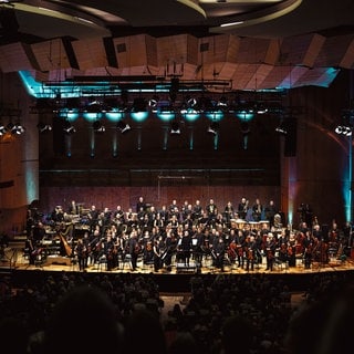 Das SWR Symphonieorchester und Chefdirigent François-Xavier Roth in der Stuttgarter Liederhalle