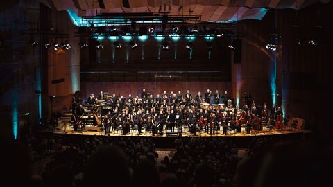 Das SWR Symphonieorchester und Chefdirigent François-Xavier Roth in der Stuttgarter Liederhalle