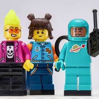 Spektakuläres Suchspiel: Besucher der Lego-Ausstellung in Speyer sollen diese fünf Minifiguren finden. Sie stehen irgendwo in den vielen Lego-Modellen im Historischen Museum der Pfalz. 
