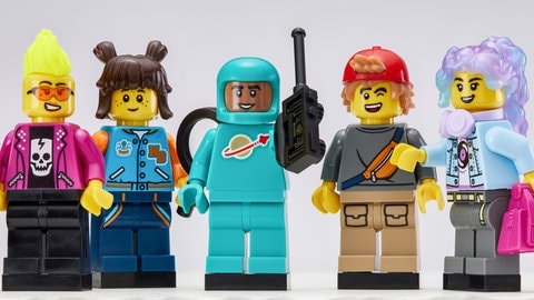 Spektakuläres Suchspiel: Besucher der Lego-Ausstellung in Speyer sollen diese fünf Minifiguren finden. Sie stehen irgendwo in den vielen Lego-Modellen im Historischen Museum der Pfalz. 