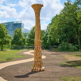 Das zwölf Tonnen schwere Mahnmal für die im Nationalsozialismus verfolgten und ermordeten Zeugen Jehovas im Berliner Tiergarten.