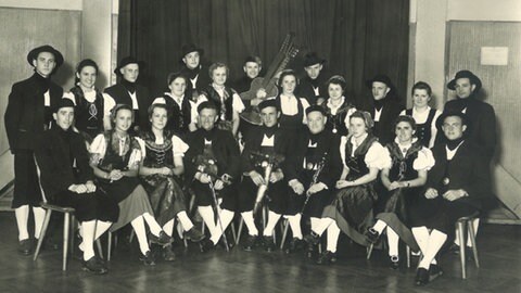 Die Egerländer Tanzgruppe in Stuttgart, die Albert Reich mitbegründet hat. 