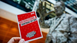 Eine Werbekarte mit der Aufschrift "Der Koalitionsvertrag ist da" ist vor der SPD-Parteizentrale zu sehen. Die SPD-Basis hat dem Koalitionsvertrag und damit einer Regierungsbildung mit der Union zugestimmt. 