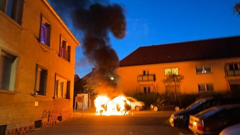Beim Ausliefern ist der Wagen eines Pizza-Lieferanten in Brand geraten.