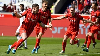 Budu Zivzivadze, Jan Schöppner und Patrick Mainka feiern den Sieg des 1. FC Heidenheim gegen den FC St. Pauli.