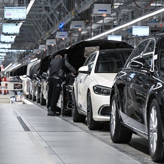 Gesamtmetall-Chef Wolf erwartet einen Wegfall von rund 40.000 Jobs in der Autoindustrie in Baden-Württemberg. In der Factory 56 im Merecdes-Benz Werk in Sindelfingen stehen in der Fertigung von Oberklasse- und Luxus fahrzeugen am Ende der Produktion Fahrzeuge aufgereiht.