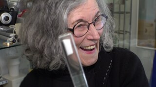 Erika Kübler hält eine von Louis Lepoix designte Zahnbürste in der Hand