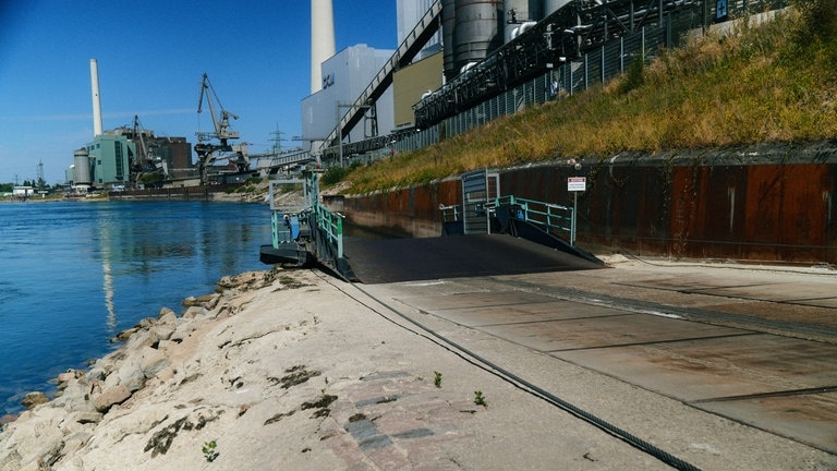 Rheinfähre Altrip bei Niedrigwasser