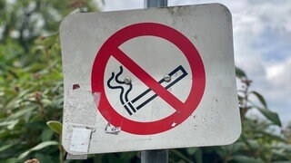 Ein Verbotsschild für Rauchen. 