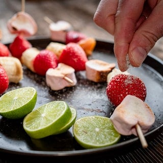 Erdbeer-Marshmallow-Spieße mit Waldmeisterbrause